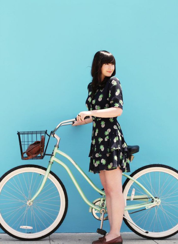 Mädchen-mit-fantastishem-grünen-retro-Fahrrad