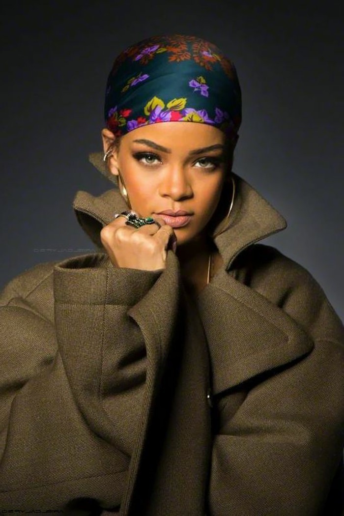 Rihanna-mit-coolem-Styling-Band-aus-Satin