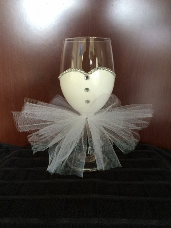 Sektglas-mit-koketter-Dekoration-geeignet-für-Hochzeit