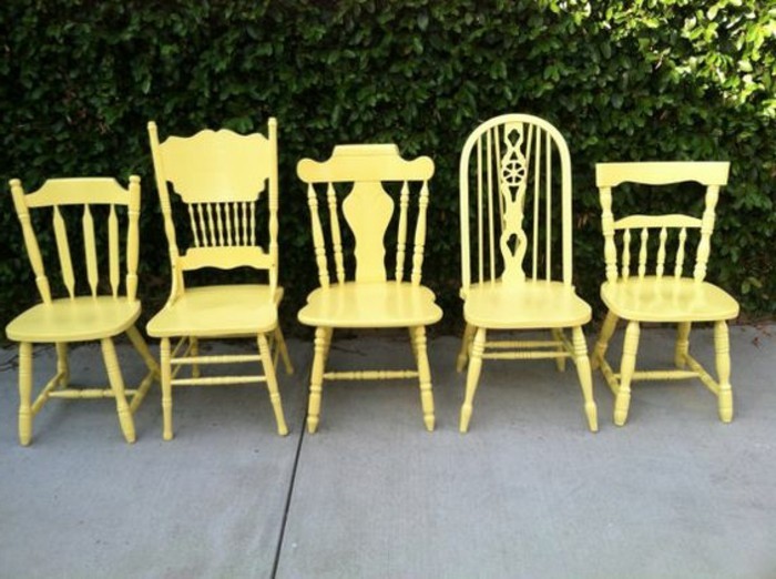 Küchenstühle-Set-aus-gelben-vintage-Stühlen