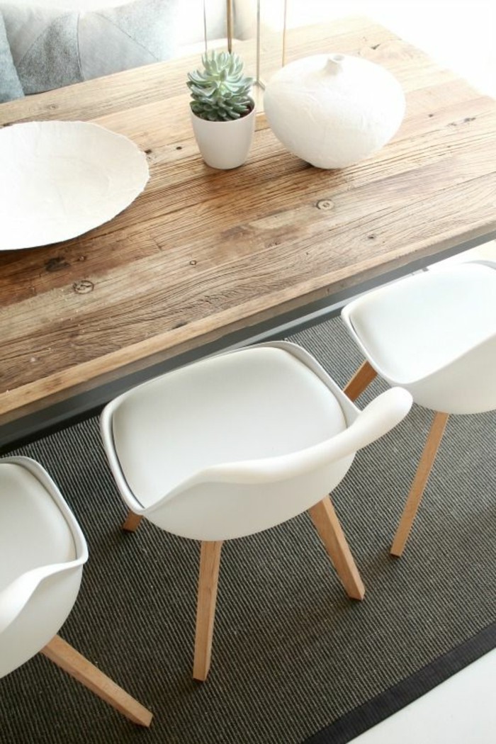 Tisch-aus-Massivholz-weisse-Stühle
