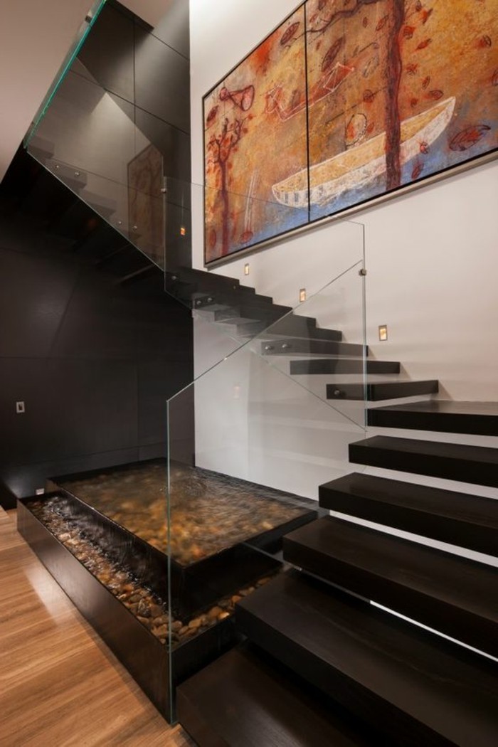 Treppe-glasgeländer-und-groß-bild-wand