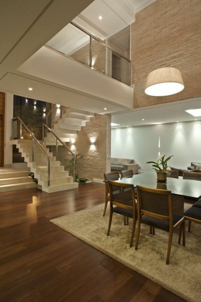 Treppe-glasgeländer-weiß-und moderne-sitzecke