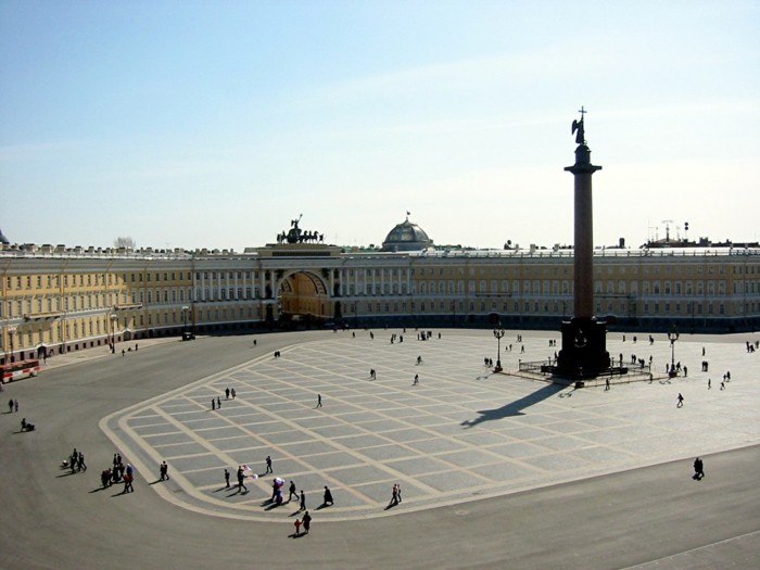 Winterpalast-und-Alexandersäule-in-Sankt-Petersburg-Russland-architektur-mode-im-barock