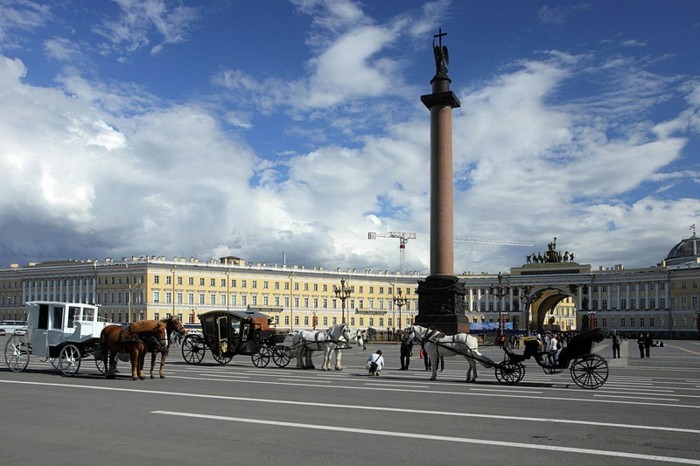 Winterpalast-und-Alexandersäule-in-Sankt-Petersburg-Russland-barock-epoche-architektur