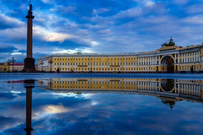 Winterpalast-und-Alexandersäule-in-Sankt-Petersburg-Russland-barock-mode-architektur