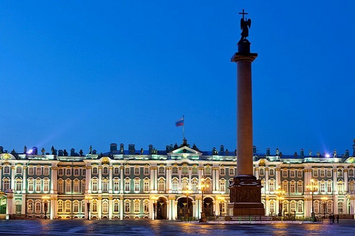 Winterpalast-und-Alexandersäule-in-Sankt-Petersburg-Russland-unikale-barock-architektur