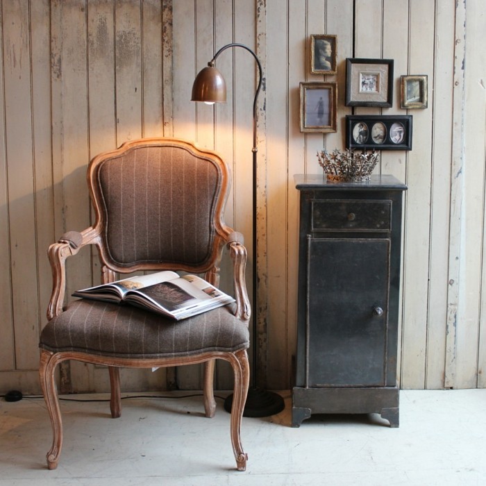 antike-möbel-attraktives-modell-stuhl-stehlampe-daneben