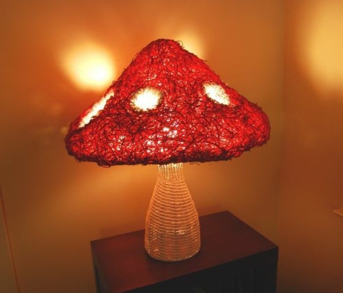 attraktive-rote-Nachttischlampe-in-der-Form-von-Pilz