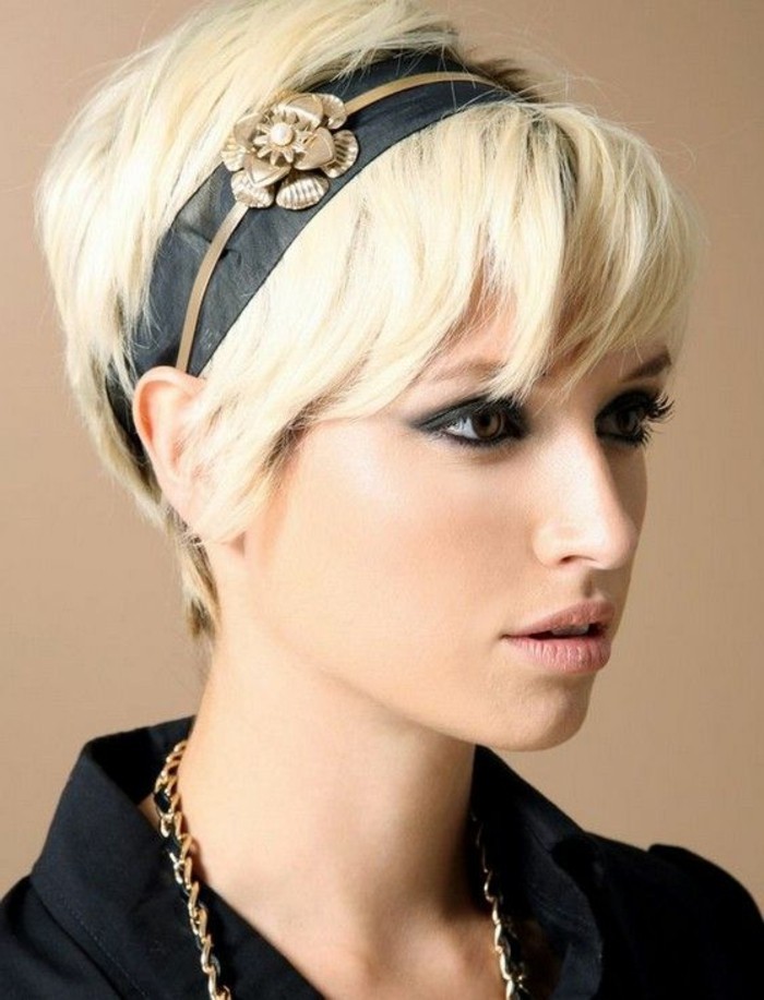 attraktiver-Haarschmuck-schwarzes-Haarband-goldene-Dekoration