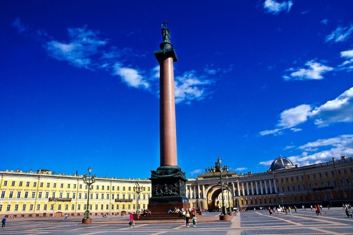 Winterpalast-und-Alexandersäule-in-Sankt-Petersburg-Russland