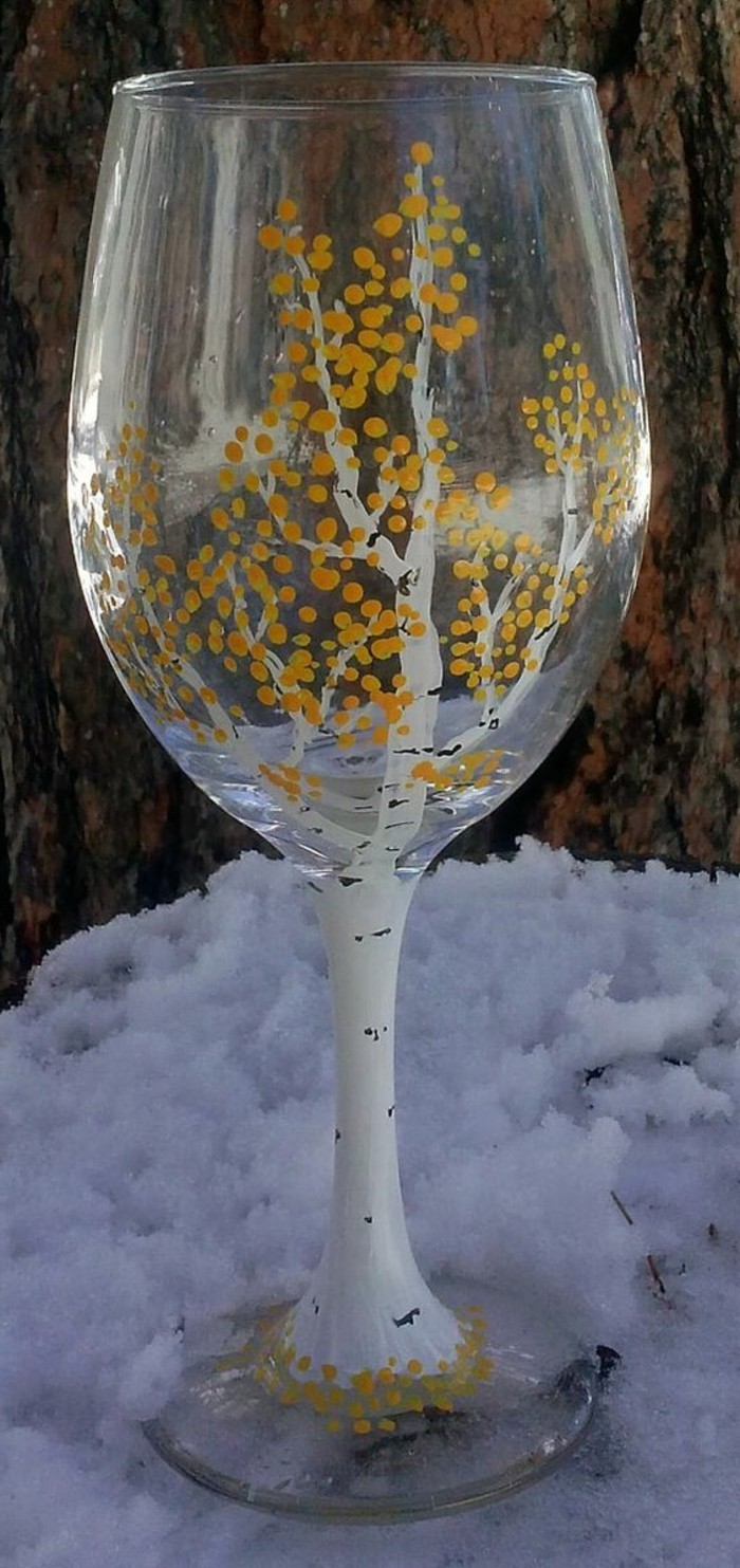 bemaltes-als-Birke-Weinglas-im-Schnee
