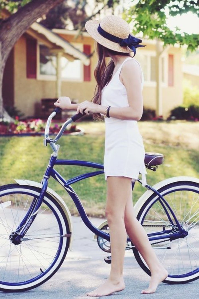 blaues-vintage-Fahrrad-Mädchen-mit-Hut