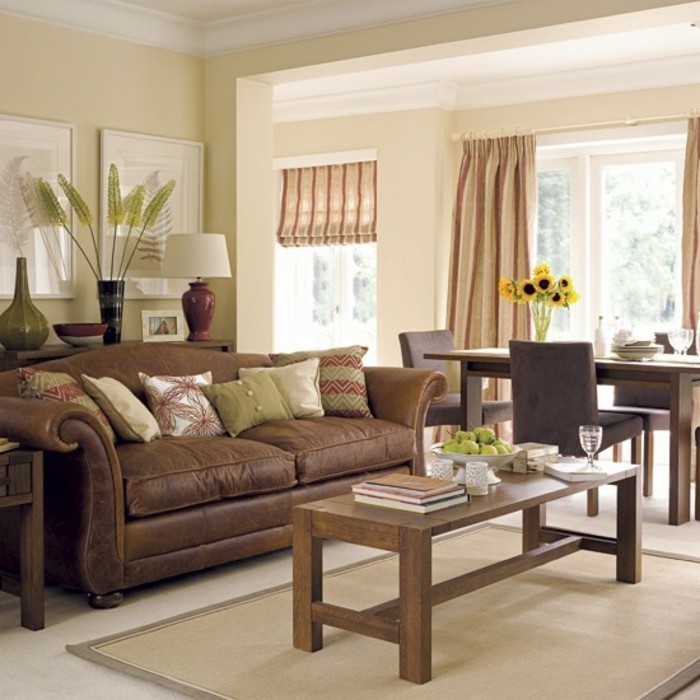 braunes-sofa-und-schicke-gardinen-beige-wandfarbe-fürs-wohnzimmer
