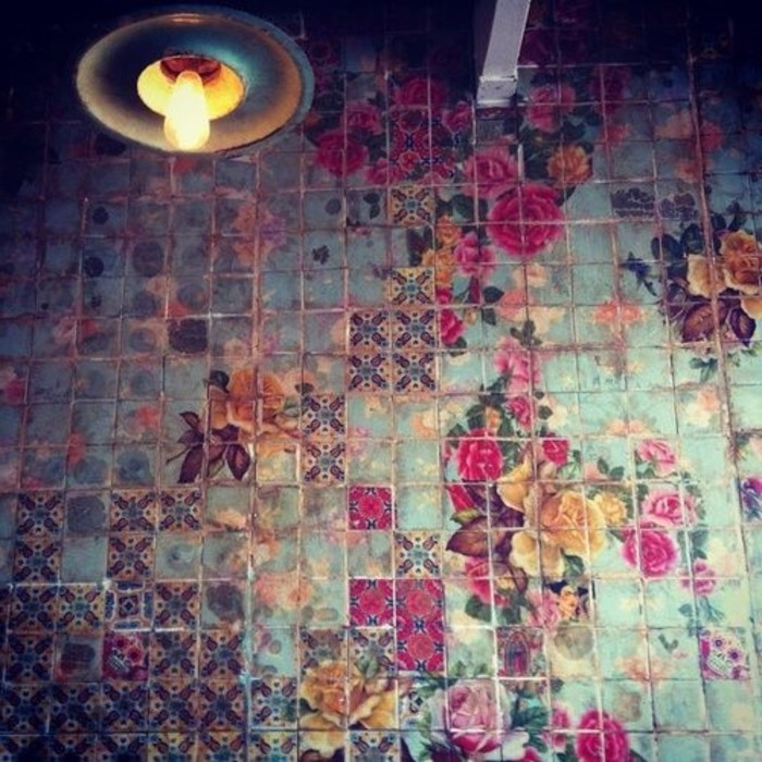bunte-Wandfliesen-mit-floralen-Motiven-für-Boho-Badezimmer-Interieur