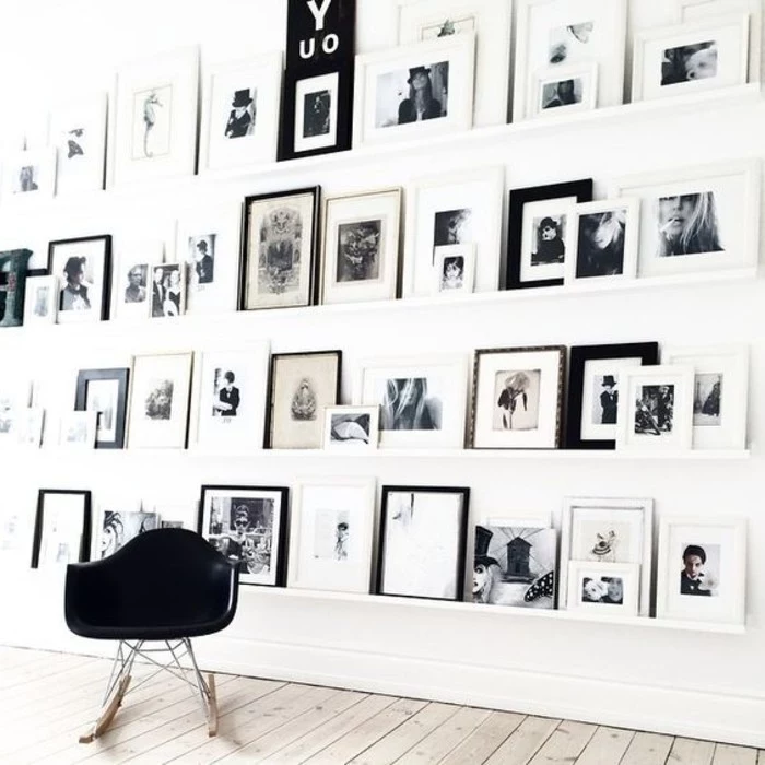 cooler-Schaukel-Stuhl-in-einer-Art-Wohnung-mit-vielen-Wandbildern