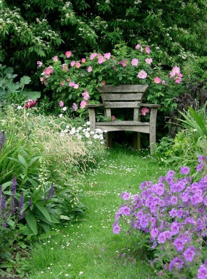 cottage-Garten-mit-vielen-Blumen-und-Bank