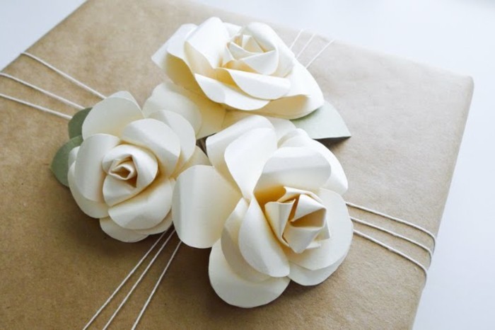 drei-weiße-rosen-bastelideen-mit-papier