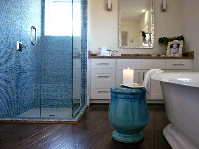duschwand-aus-glas-schöne-blaue-farbe-im-modernen-badezimmer