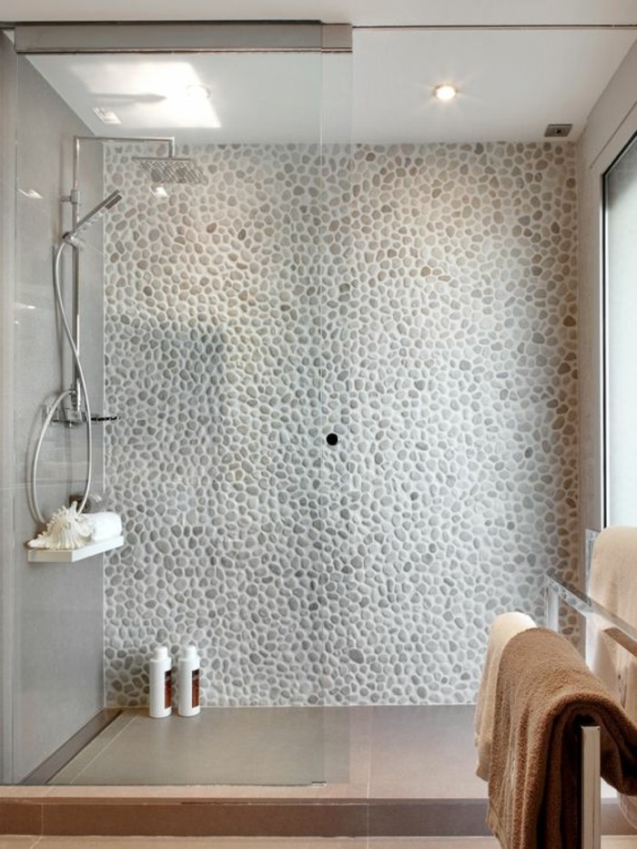 elegante-glaswand-dusche-mit-steinwand-im-modernen-badezimmer
