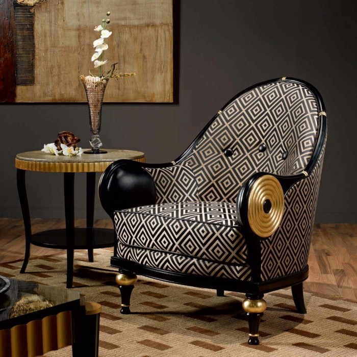 eleganter-grauer-sessel-und-bild-an-der-wand-antike-möbel