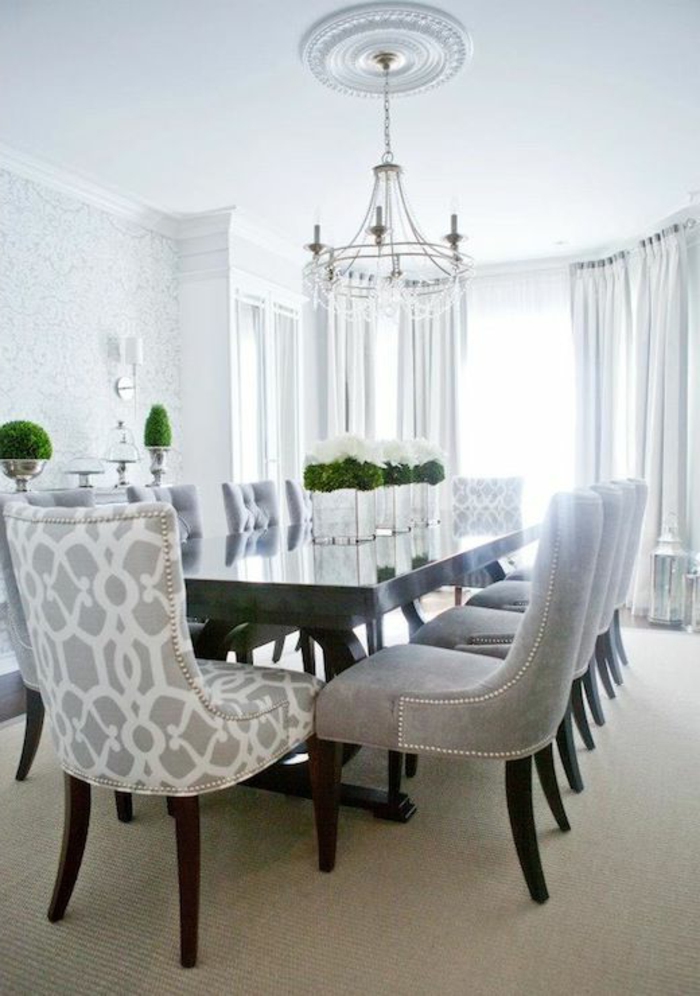 elegantes-Esszimmer-Interieur-Pflanzen-weiß-graue-Gestaltung-feine-Möbel