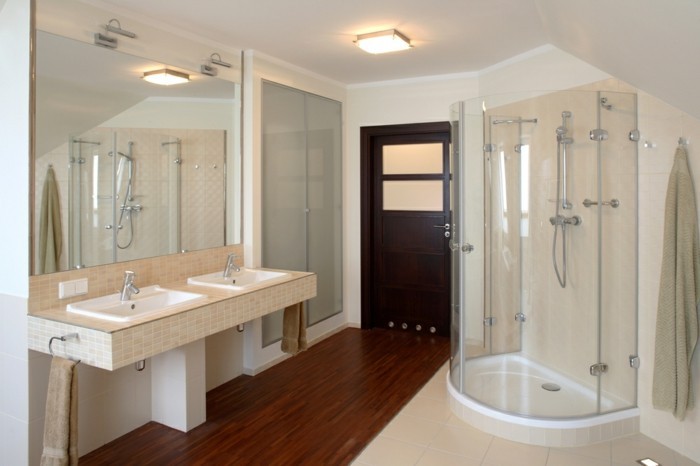 elegantes-badezimmer-in-weiß-kreative-duschkabine
