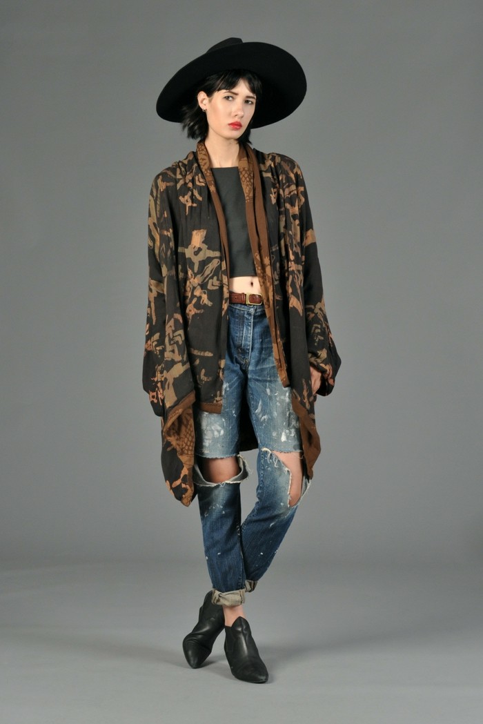 elegantes-geenwärtiges-Modell-Kimono-kombiniert-mit-Jeans