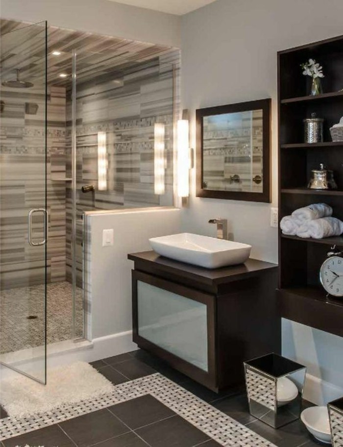 elegantes-kleines-bad-mit-origineller-glaswand-dusche
