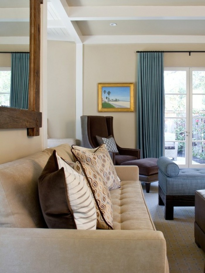 elegantes-wohnzimmer-beige-viele-dekokissen-auf-dem-sofa