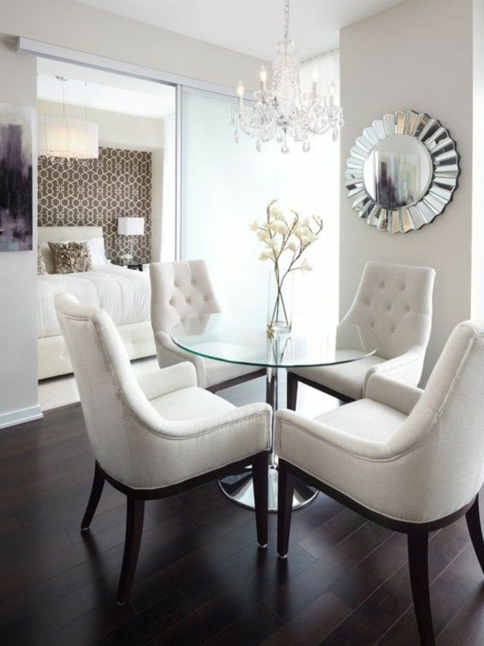 exquisites-Interieur-fantastische-bequeme-weiße-Sessel