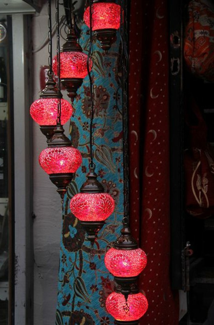 fantastische-Idee-fürs-Schlafzimmer-rote-türkische-Lampen