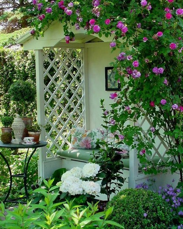 fantastische-weiße-Gartenbank-mit-Dach-dekoriert-mit-Blumen