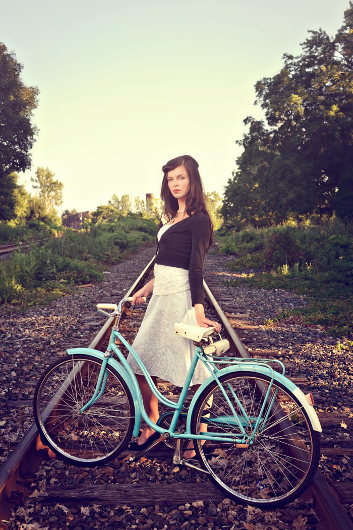 fantastisches-Foto-von-Mädchen-mit-attraktivem-Fahrrad