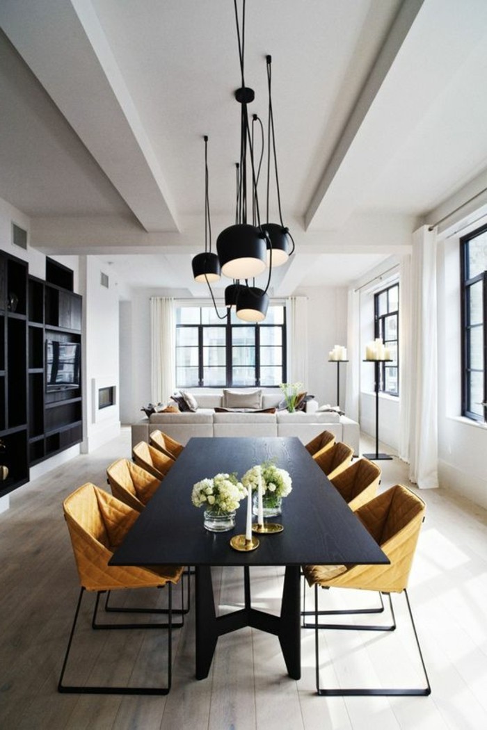 fantastisches-Interieur-schwarze-Möbel-simple-Pendelleuchten-einzigartige-Stühle
