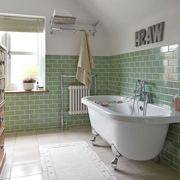 frisches-Badezimmer-Interieur-Badewanne-grüne-Wandfliesen