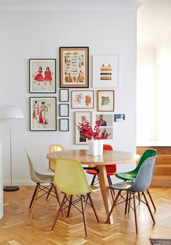 frisches-Interieur-Wandbilder-mit-asiatischen-Motiven-Stühle-in-verschiedenen-Farben