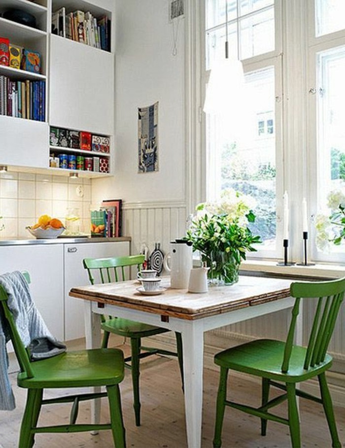 funktionales-Küchen-Interieur-kleiner-Tisch-grüne-Stühle-in-vintage-Stil