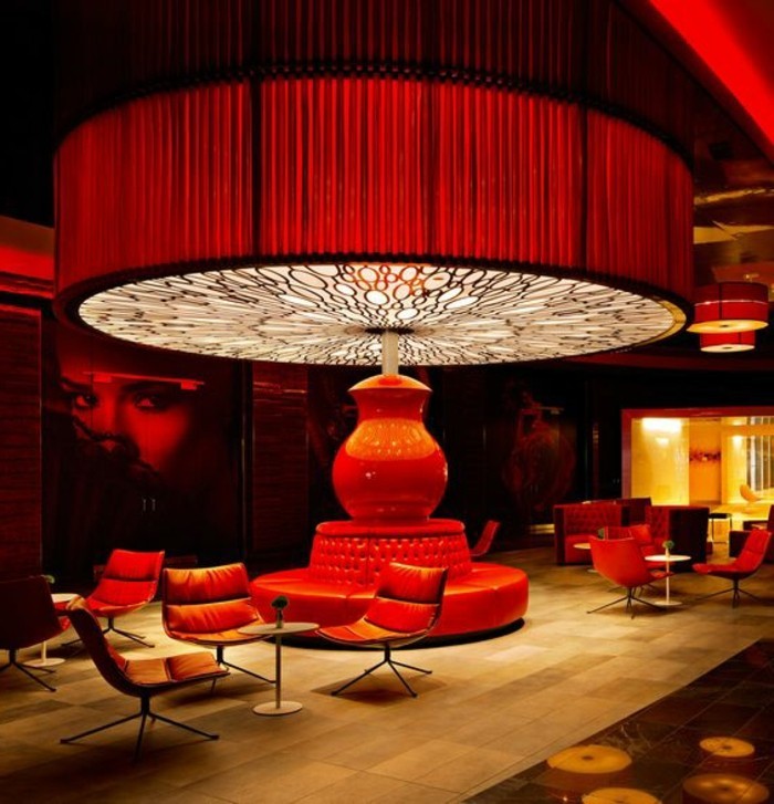 gegenwärtiges-Luxusinterieur-in-Rot-enorme-Designer-Lampe-im-Zentrum-des-Raums