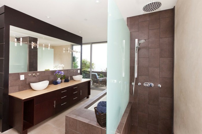 gemütliches-ambiente-im-modernen-bad-mit-duschkabine-aus-glas