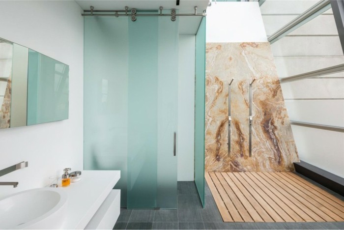 gemütliches-badezimmer-glaswand-dusche-und-blaue-wände