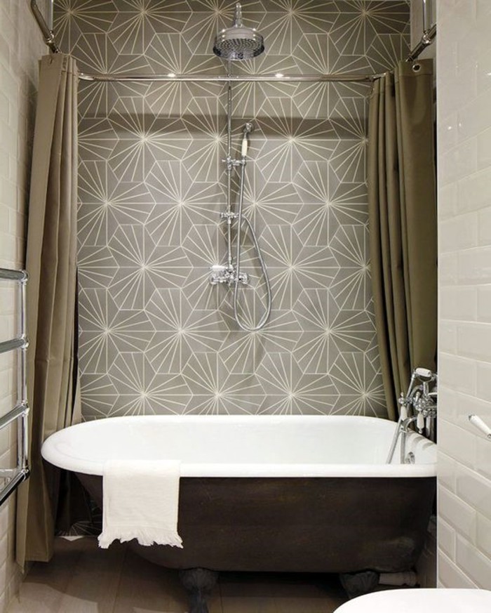 geometrische-graue-Badezimmer-Fliesen-mit-weißen-Ornamenten