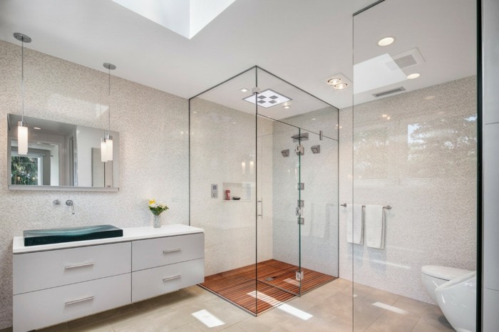 glaswand-dusche-im-modernen-badezimmer