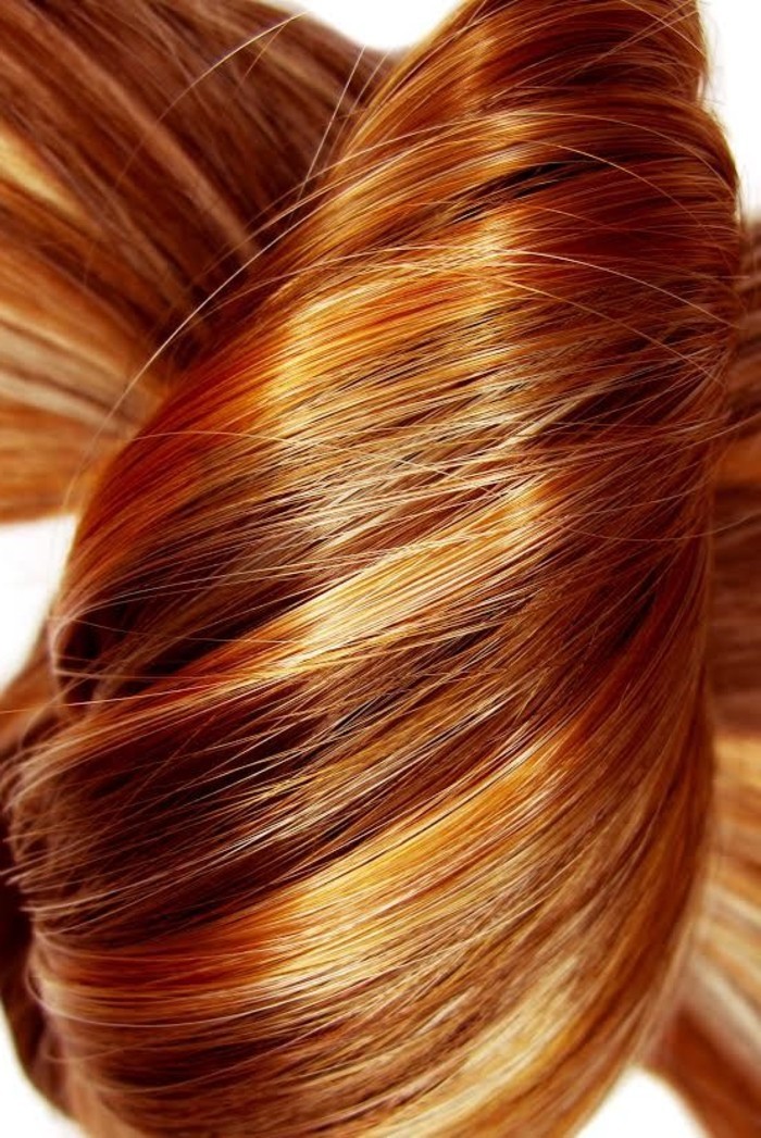 glatte-glänzende-Kupfer-Haare-mit-blonden-Strähnchen