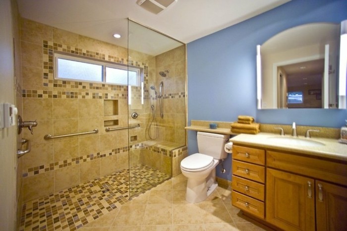 gläserne-duschabtrennung-im-kleinen-badezimmer-mit-hölzernem-badschrank-und-spiegel