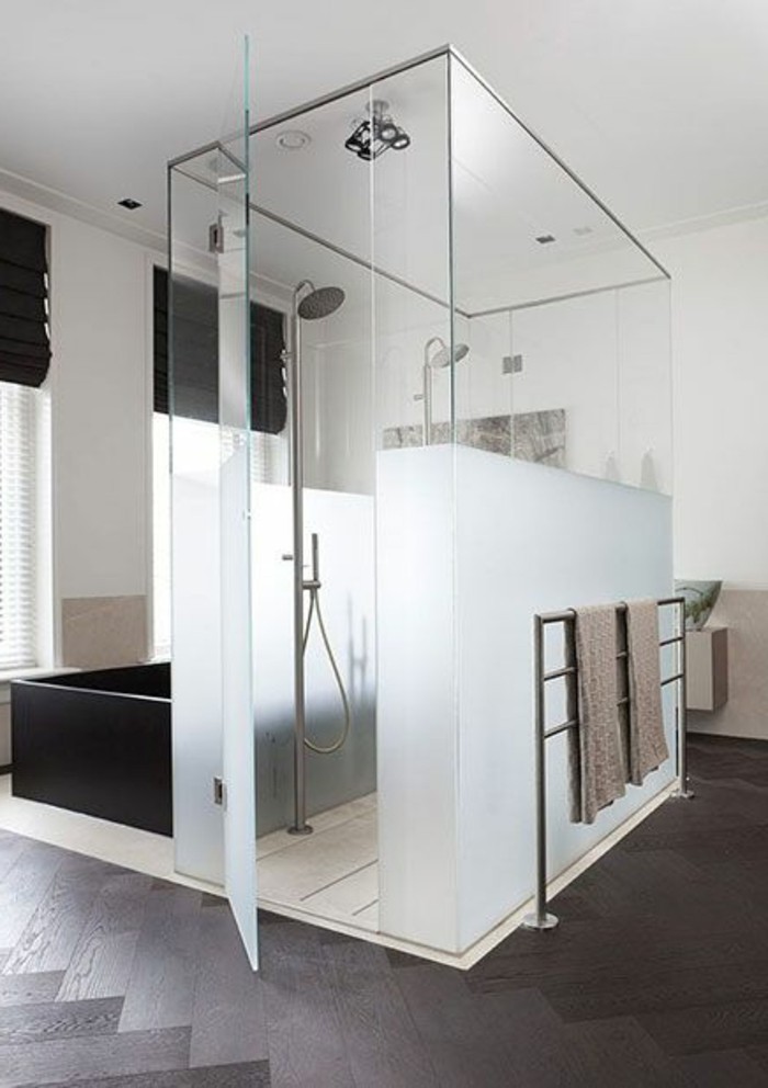 gläserne-duschabtrennung-im-weißen-eleganten-badezimmer