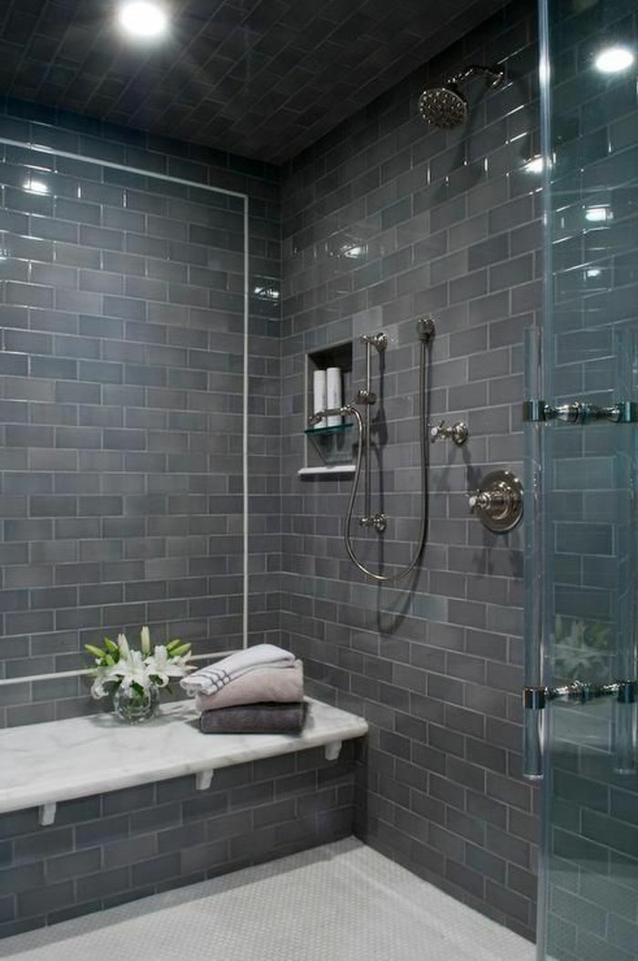 graues-badezimmer-mit-schöner-glaswand-dusche