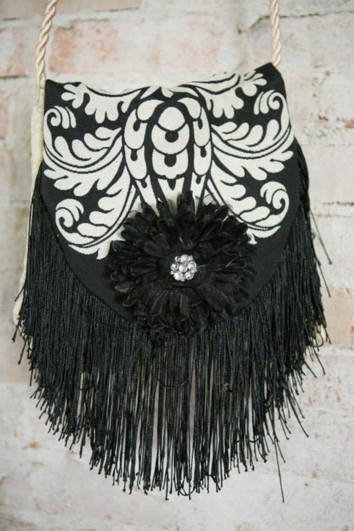 handgemachte-schwarz-weiße-Damentasche-mit-vintage-Dekoration