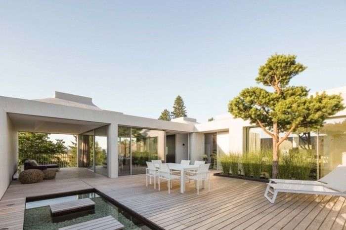 interessante-terrassengestaltung-ideen-weiße-minimalistische-architektur