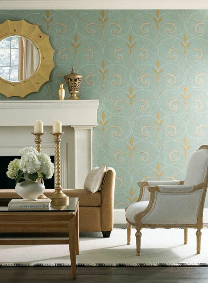 interessantes-design-kamin-und-retro-sessel-im-wohnzimmer-in-beige